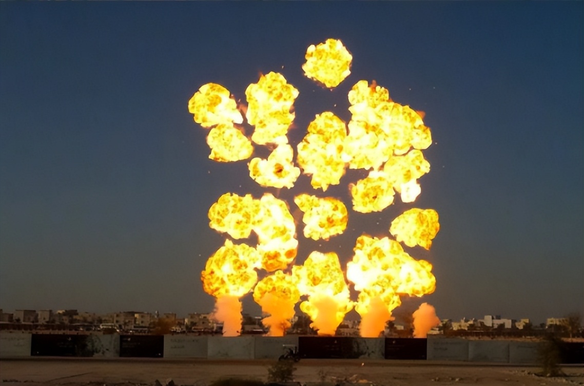 给奶奶“造”了一架天梯,靠*药火**爆炸作画,全球最会“玩火”的人