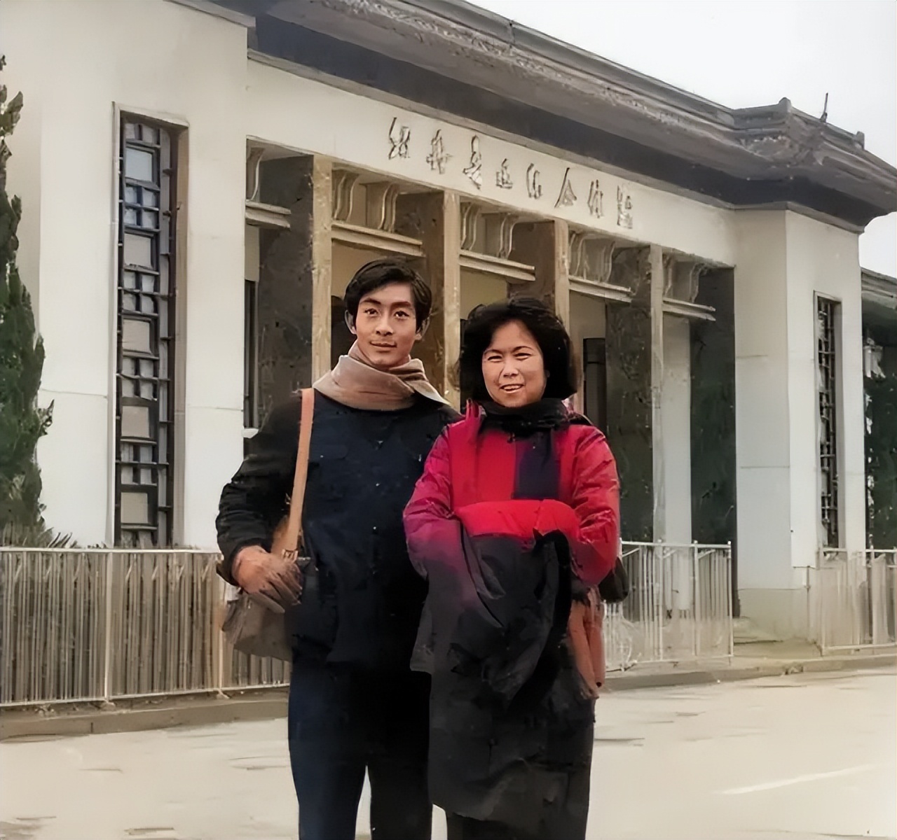 六小龄童和妻子一起出演西游记,六小龄童拍西游记和谁谈恋爱