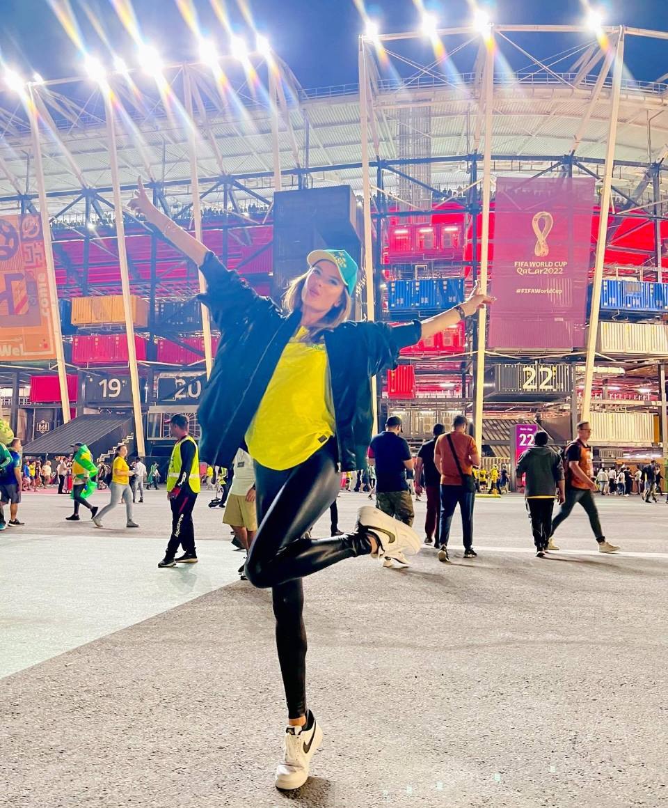 巴西超模AA世界杯看球，夹克外套内搭球衣配PU裤，靓丽时尚