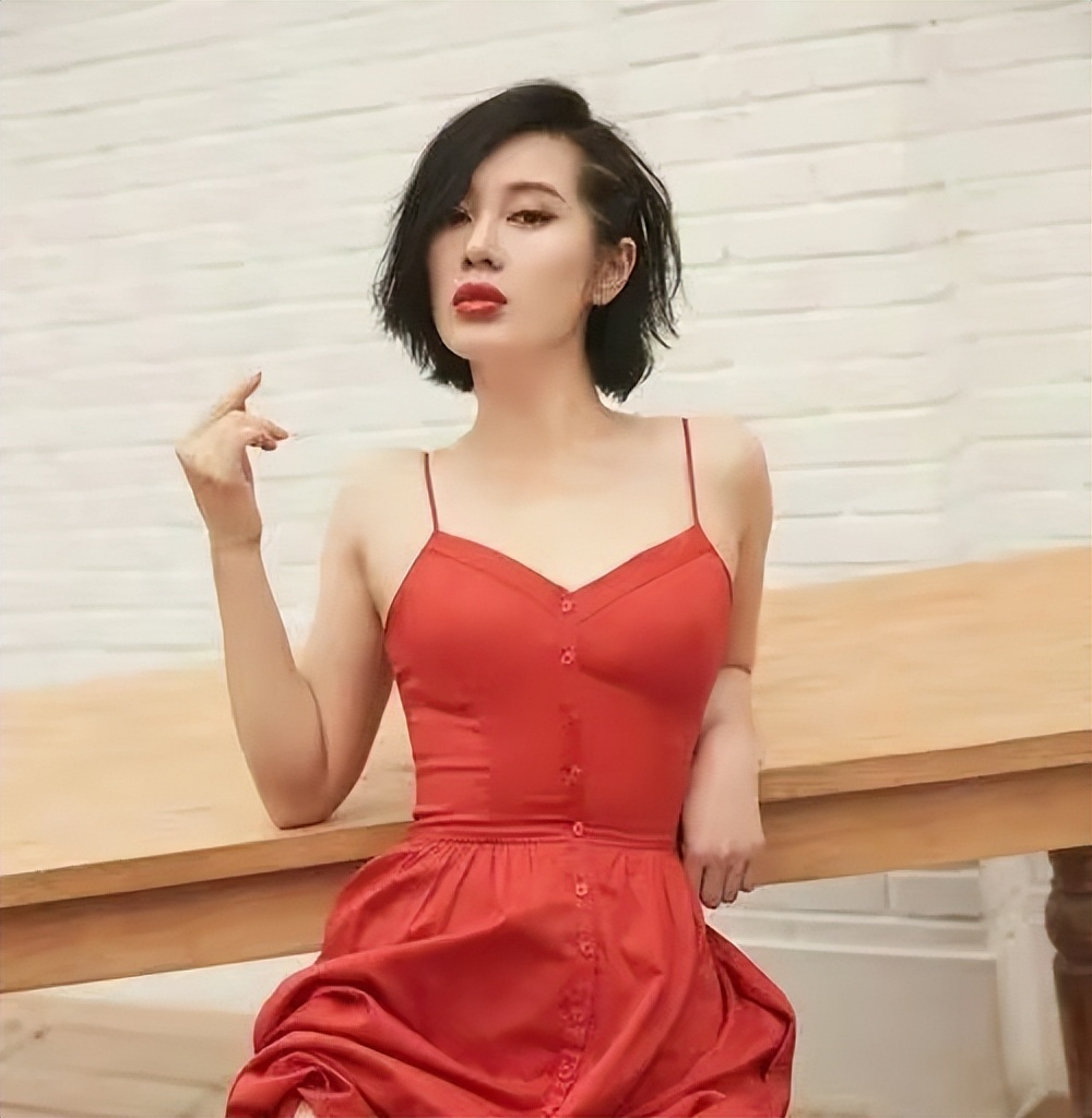 事实证明，“丰唇女神”余男的成功，靠的不是男人，而是自己