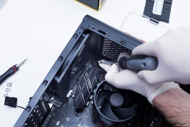 笔记本电脑怎么清理风扇的灰尘,怎么清理电脑主机里面的灰尘