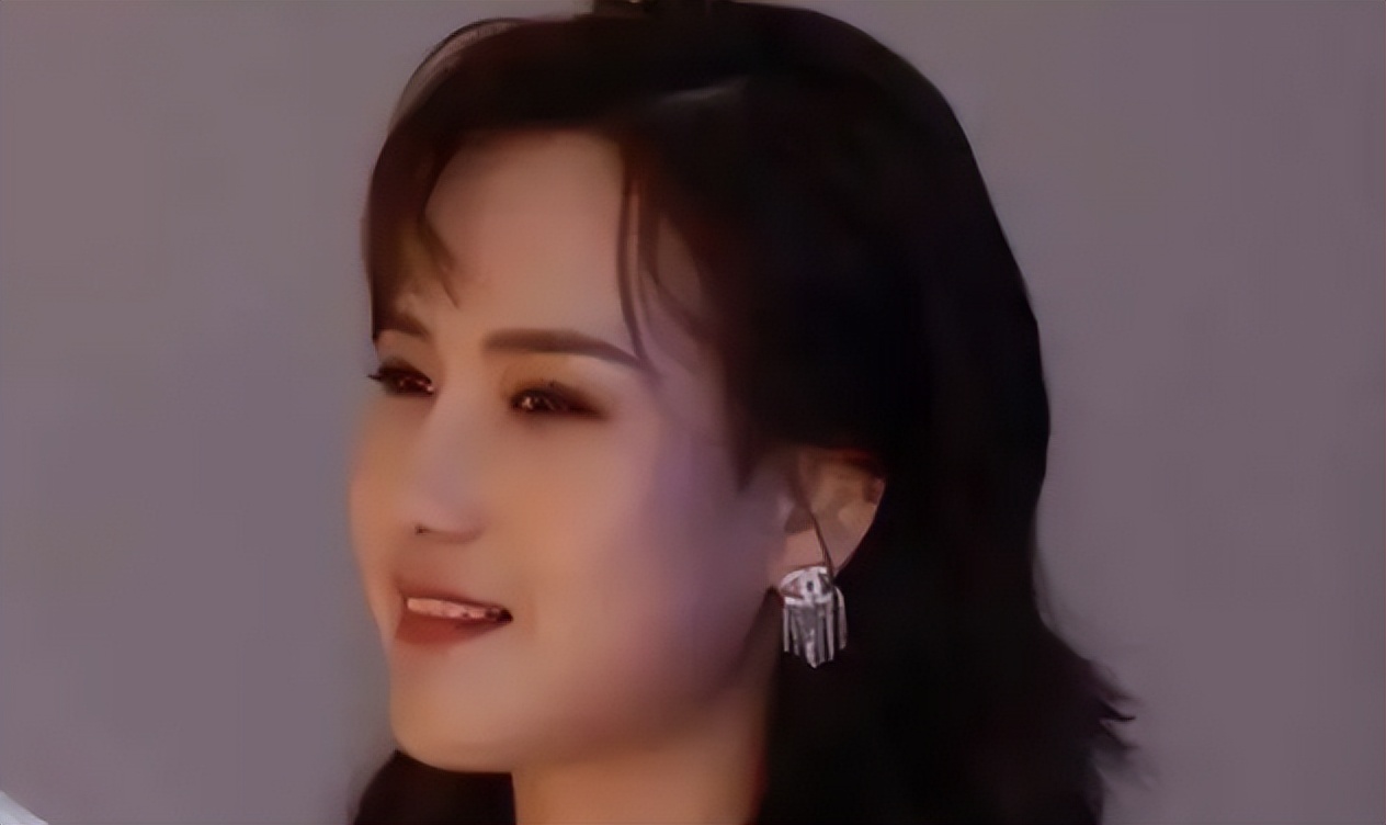 辽宁歪脸女孩，家境贫寒父母双亡，整容变美后拒百万薪只为当老师