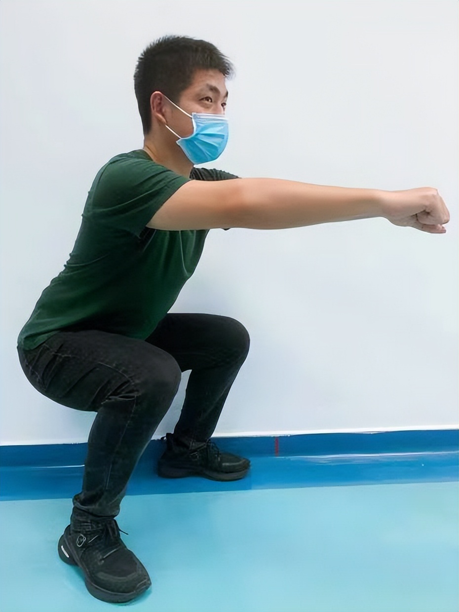 疫情期间宅家深蹲练出髋关节痛?运动不当越做越伤身