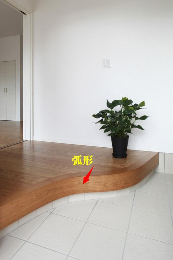 多亏朋友提醒，玄关下沉别忘了贴层马赛克砖！好处多到数不完