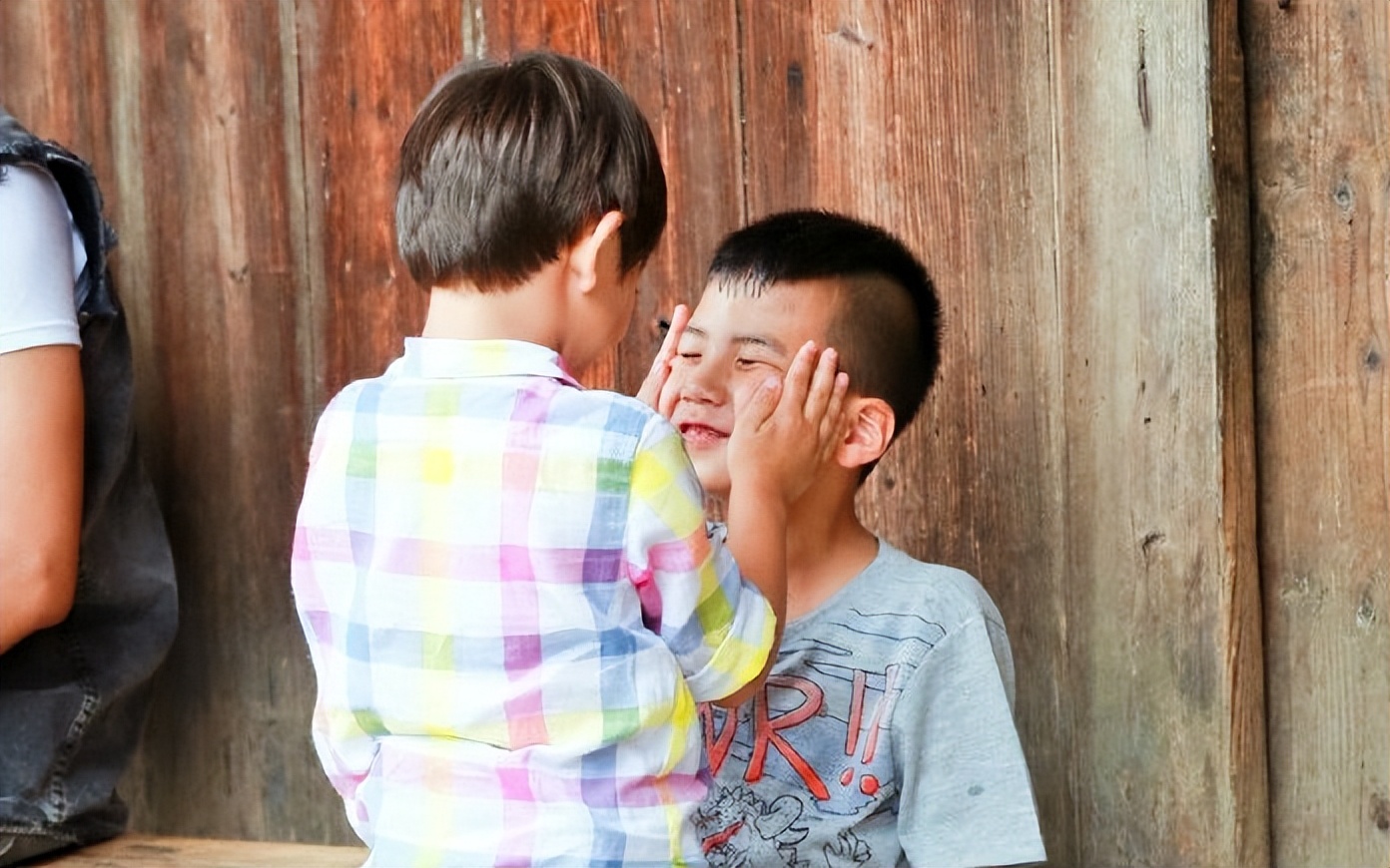 14岁康康接妈妈下班，身材高大“长相帅气”，妥妥的帅哥一枚