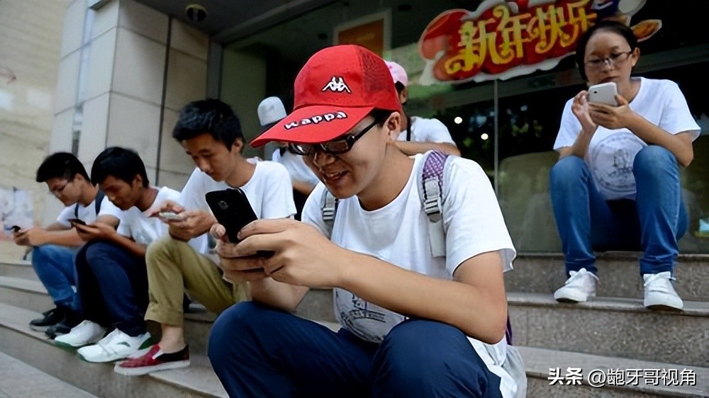 贵阳某中学把20余部学生手机泡水引热议，学校这样处置是否得当