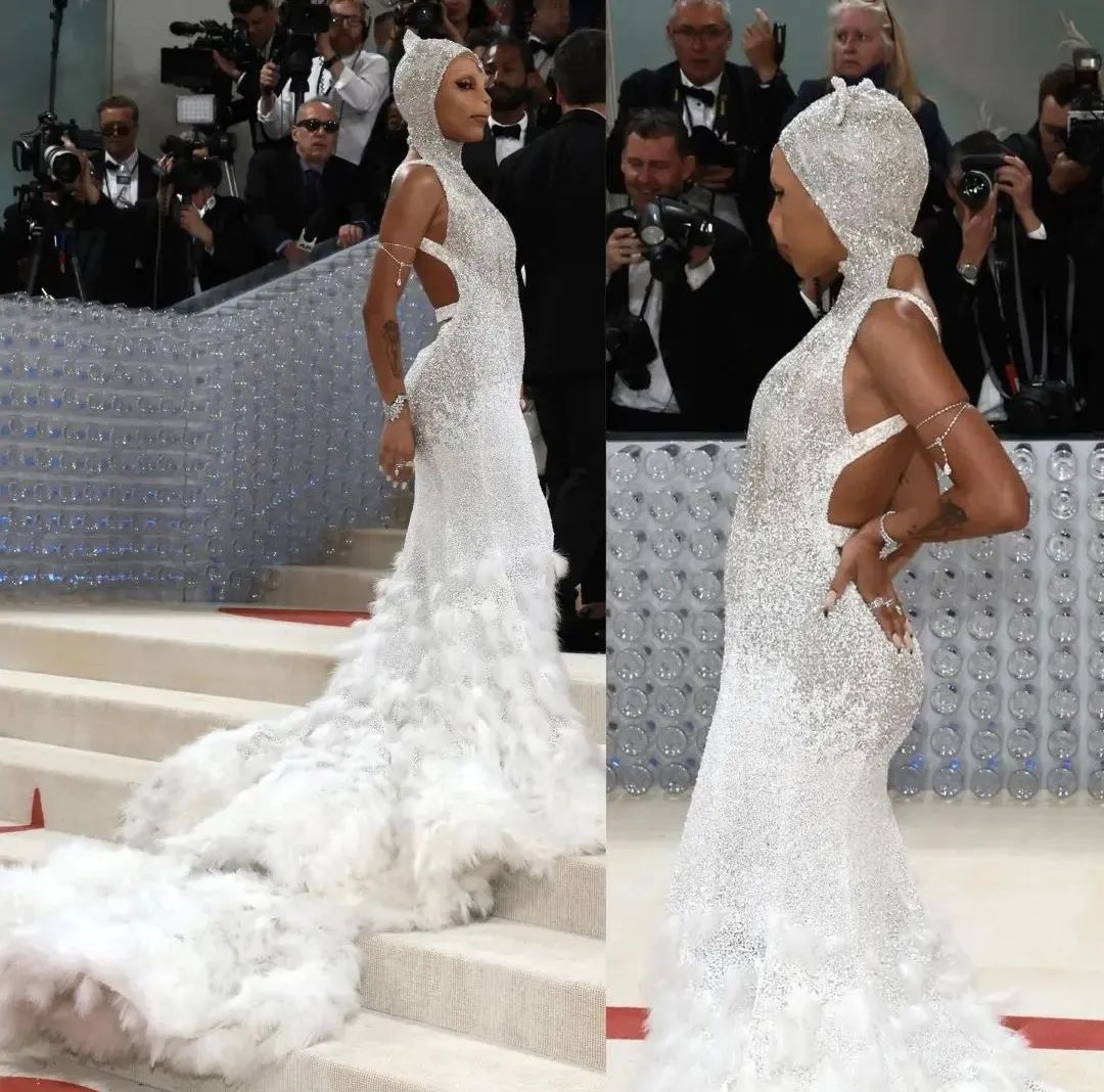 拖把头、海底生化人穿搭，美国这最受瞩目的一夜，如“群魔乱舞”