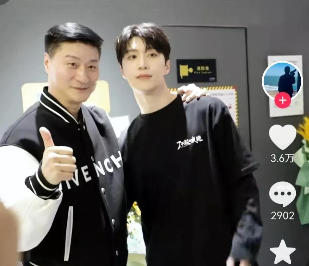 范冰冰和爸爸同台献唱,范冰冰爸爸参加婚礼照片