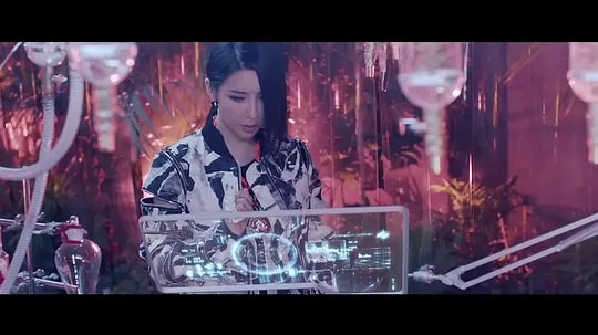 她曾比Lisa还火爆，却因服用“禁药”被*制抵**，如今宛如“充气人”