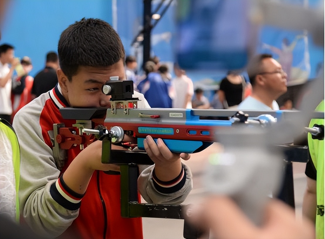 18岁小伙网购24把仿真枪被判无期！哭诉：局长藏20把真枪才判3年