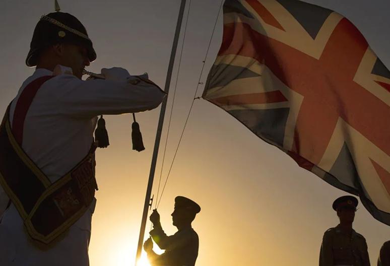 18世纪英国皇家海军大战海盗,英国皇家海军火力全开