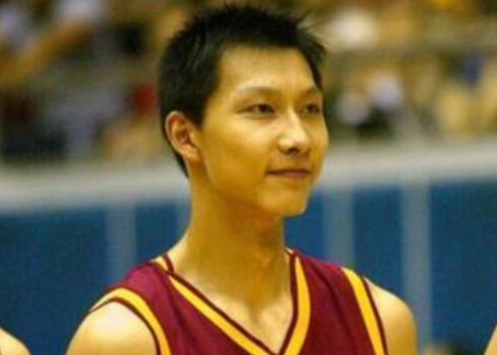 易建联老婆荆灵个人简历,易建联和妻子荆灵