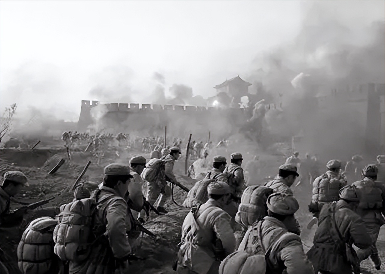 蒋军忍饥挨饿，蒋校长却空投“激励信”，士兵大骂：这有啥用