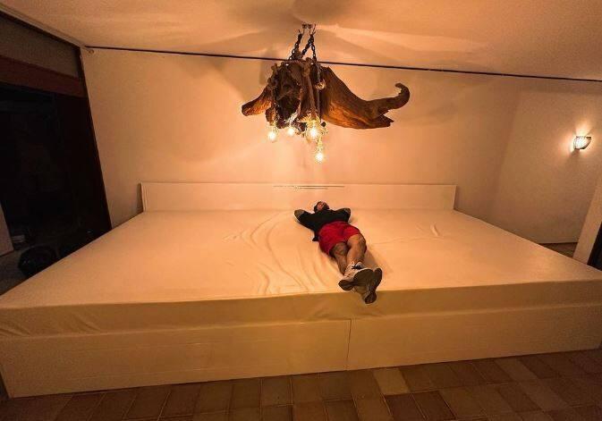 巴西韦小宝娶6妻大手笔砸300万买6米超大床让「全家全睡一起」