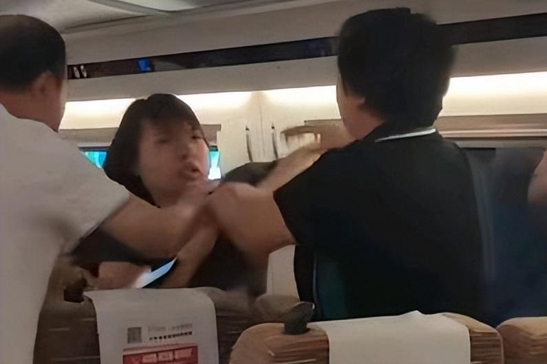 女性道德沦丧,女子高铁拒换座遭夫妻殴打