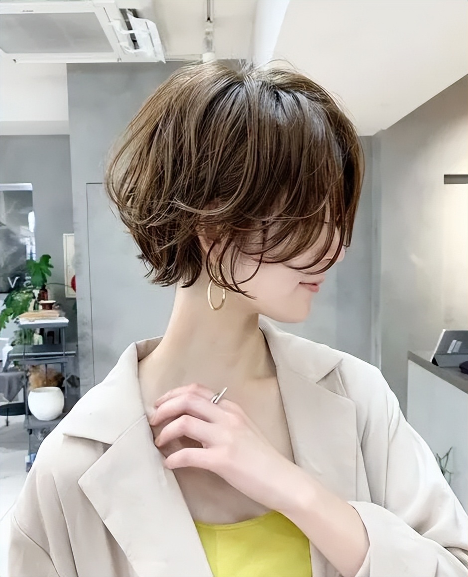 2023年流行烫发图片,2020年最流行的发型短发瘦脸烫发