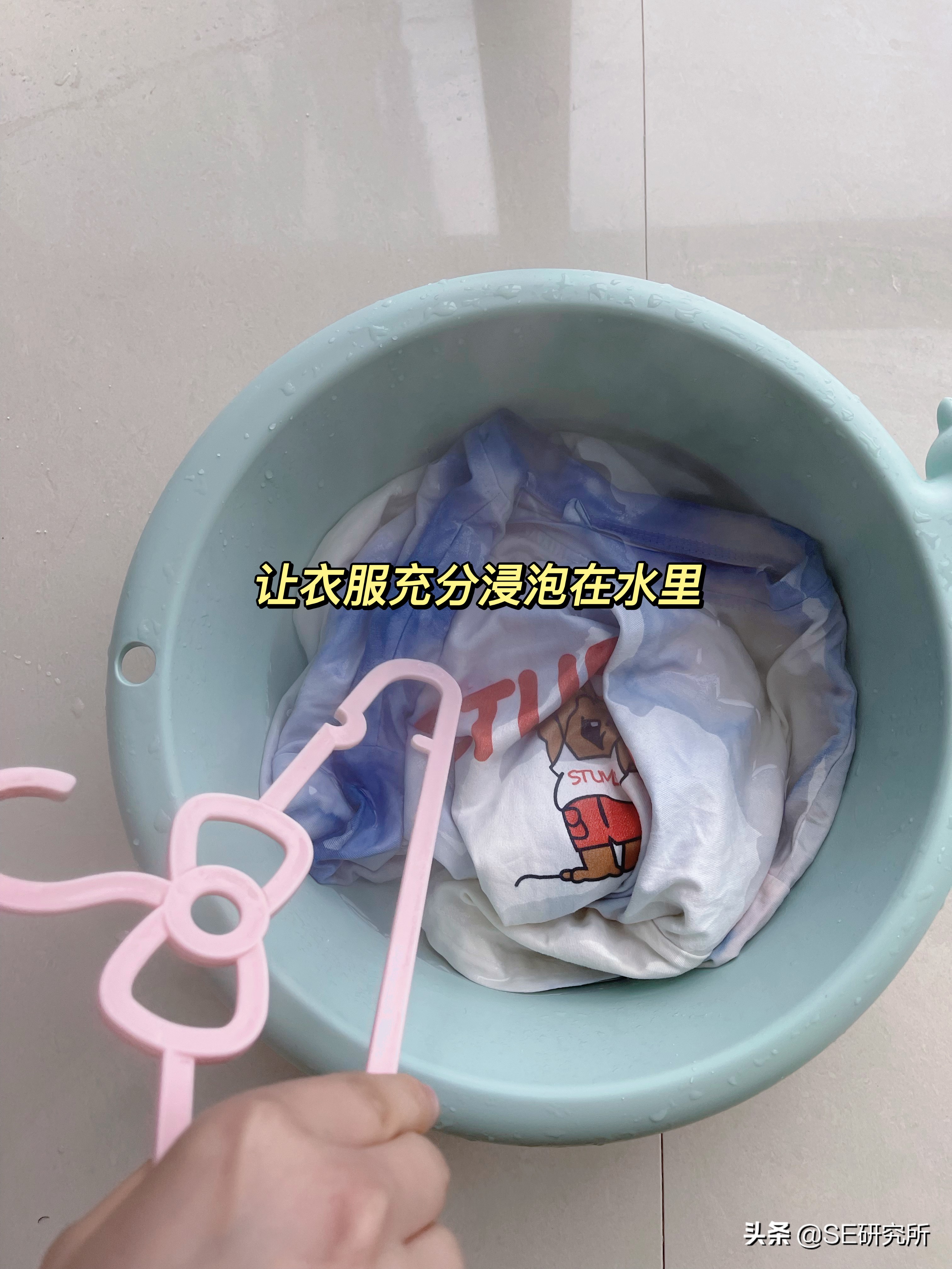 蓝月亮洗衣液染白衣服怎么去除,蓝月亮洗衣液白色衣服变色怎么办