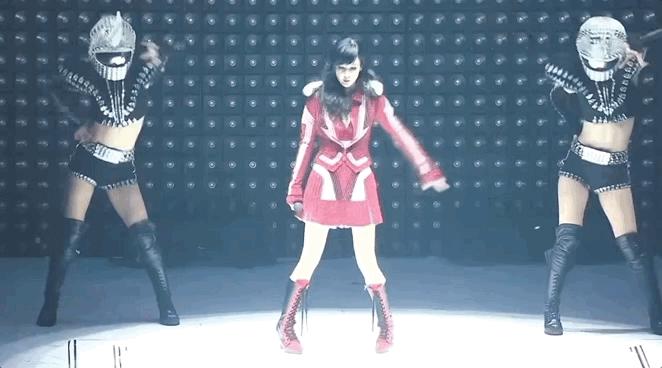 恋人妻、追青霞、混黑道、建豪宅，“武侠片之父”的江湖往事……