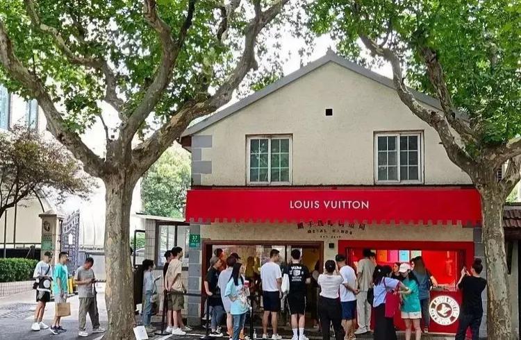 地摊上20块钱的衣服,地摊上二十块的衣服