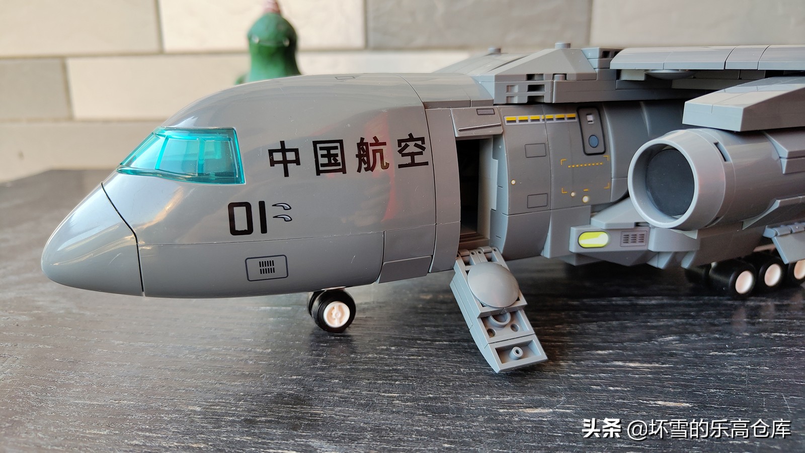 森宝积木6800a拼装视频,胖妞100个积木拼一个超大的机器人