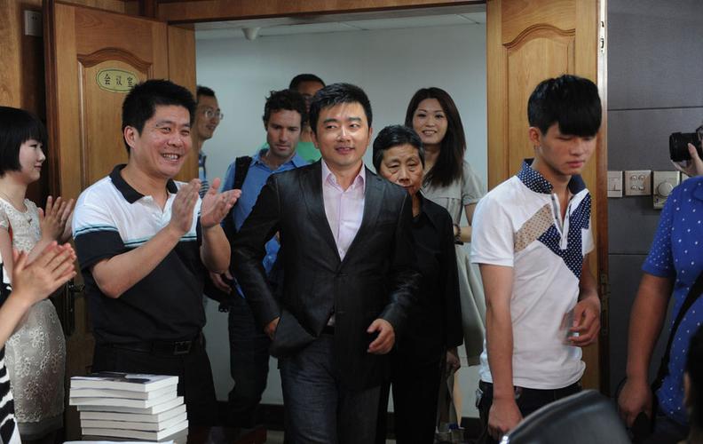 参加克林顿私人聚会的央视主持芮成钢，坐牢六年，出狱后怎样了？