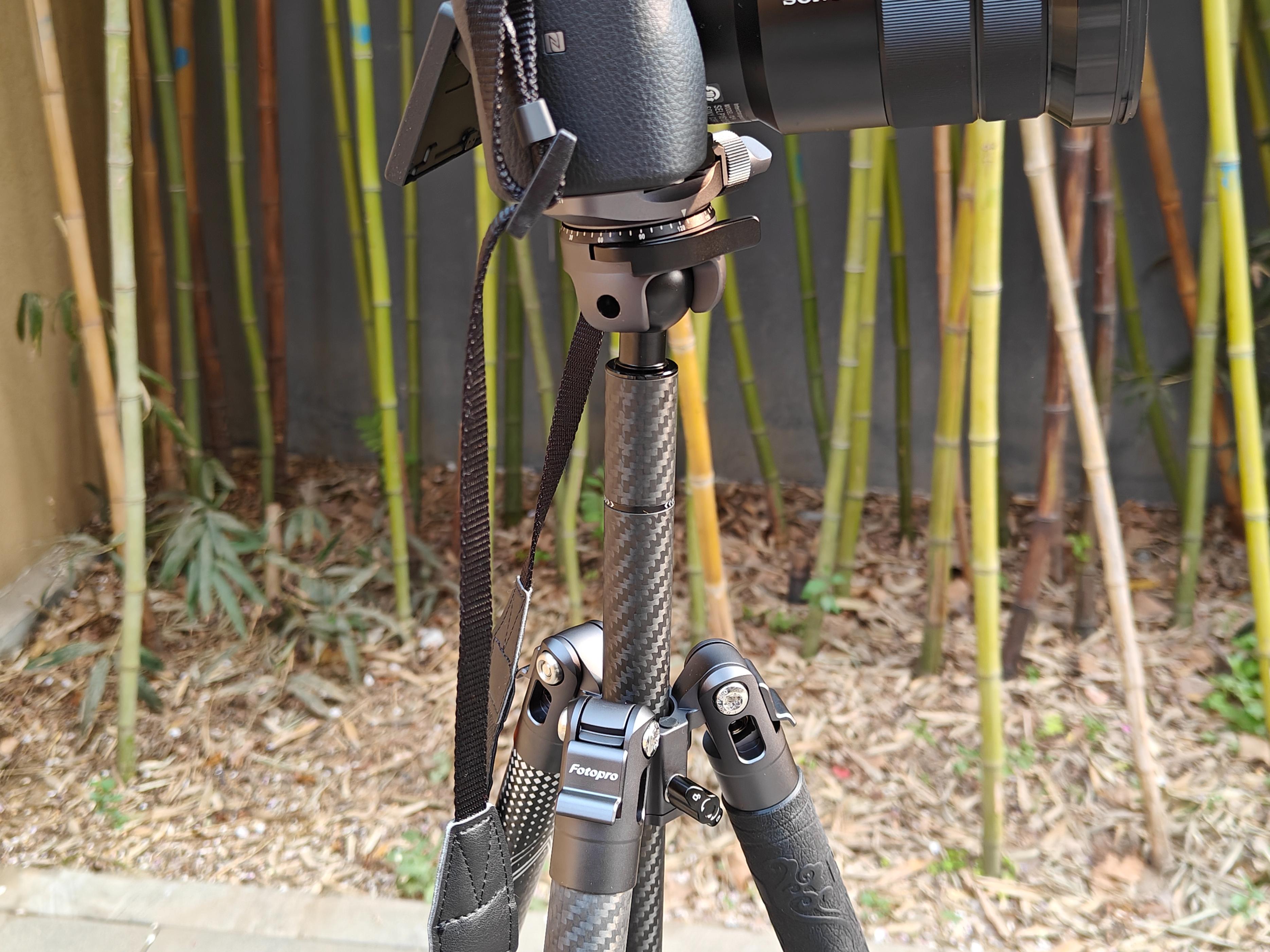 轻便小巧的自拍三脚架,多功能充电运动相机三脚架推荐