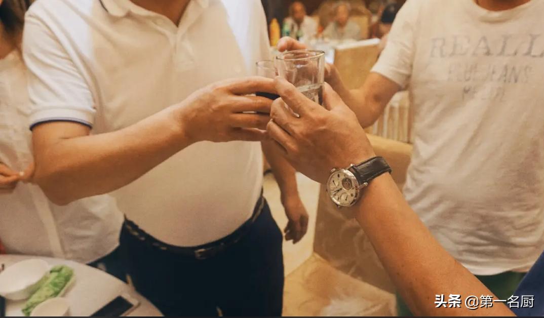 酒局上一到你敬酒就打哆嗦?了解这4个敬酒“妙招”,能让人高看