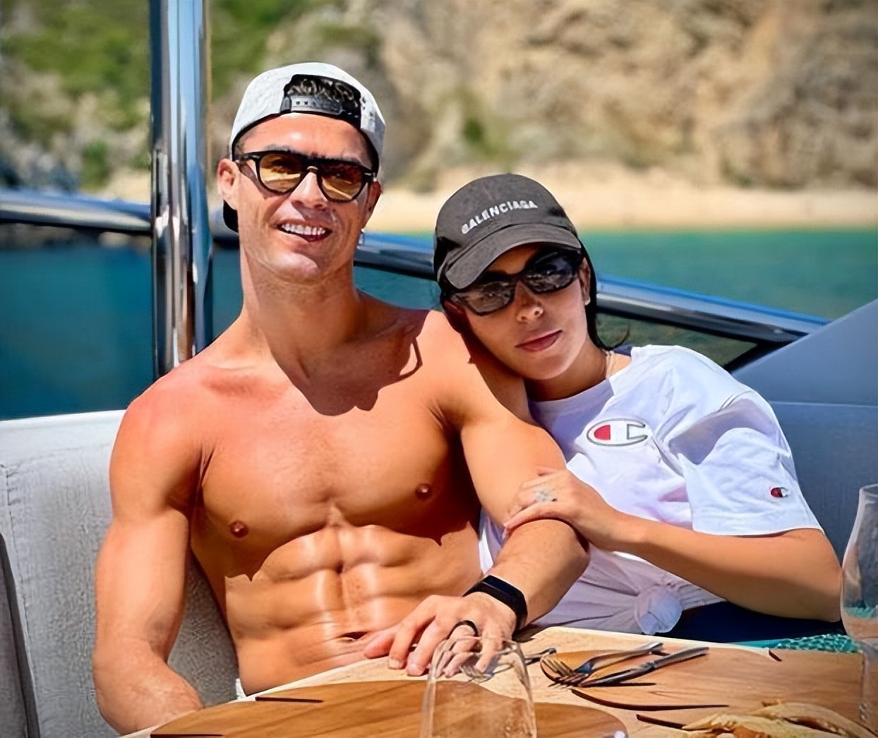 乔治娜产后恢复,乔治娜晒c罗带娃照