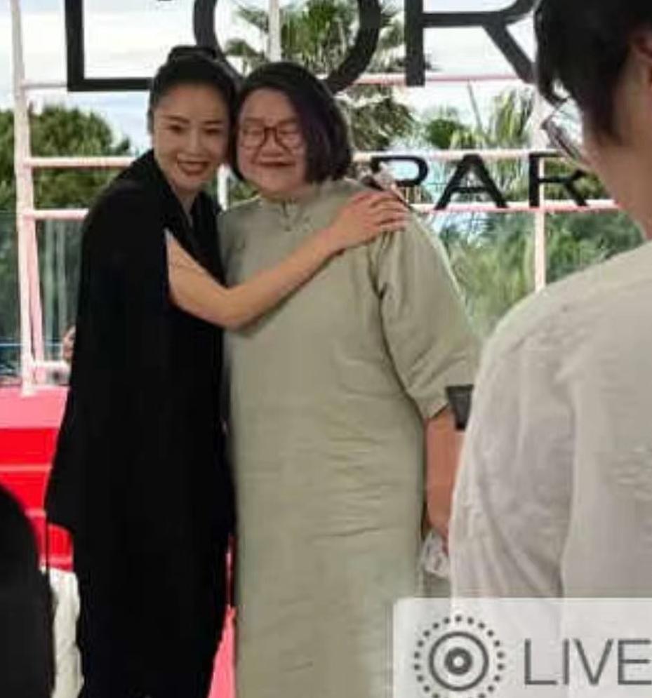 洪晃晒和龚俊闭眼合照被粉丝围攻,洪晃朱一龙龚俊