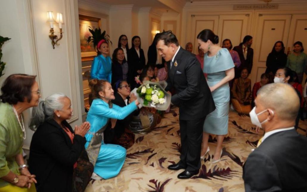 泰国王后晒贵妃穿衣显年轻,泰国王后珠光宝气身材发福