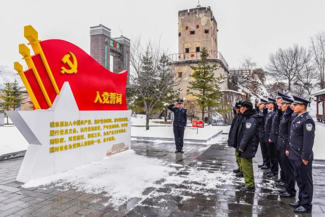 70多年后再次相聚，当年他8岁，他们18岁……