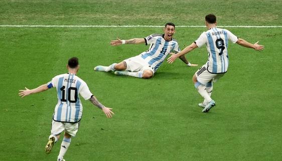 梅西和c罗的高光时刻,c罗梅西时隔16年再次同时晋级8强