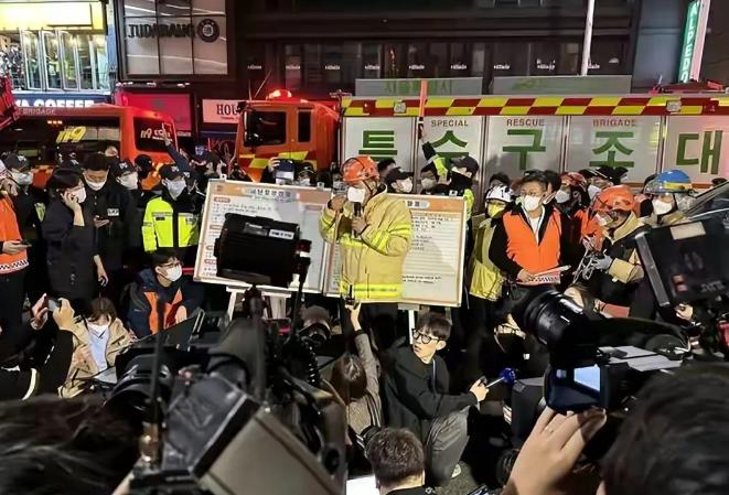韩网再曝事故细节:死者多为20+岁瘦弱女孩,或因穿高跟鞋易跌倒