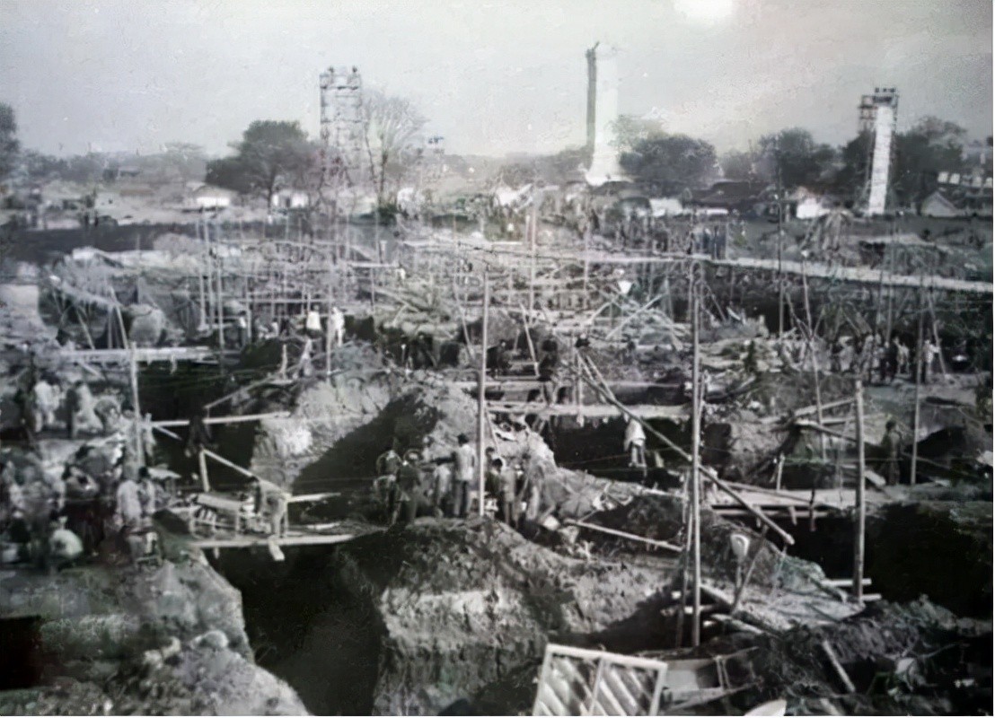 1959年人民大会堂落成，毛主席指着天花板笑问：这是谁的主意