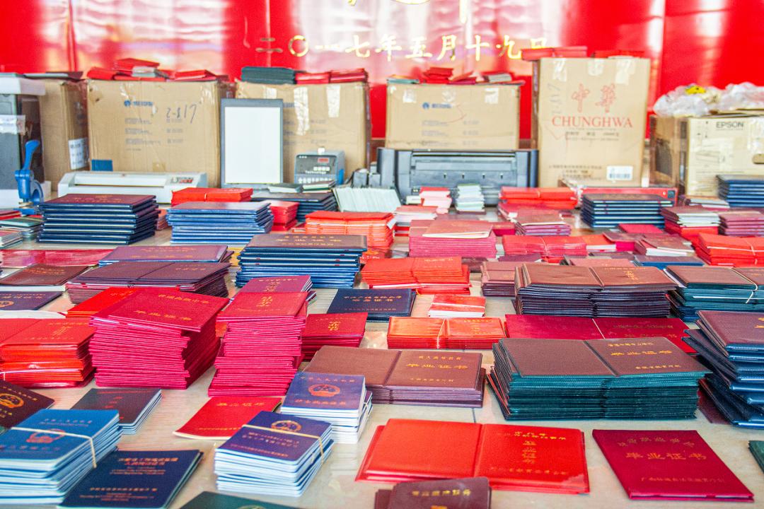 内江警方千里追击！伪造政府机关印章，64人制售*证假**一网成擒