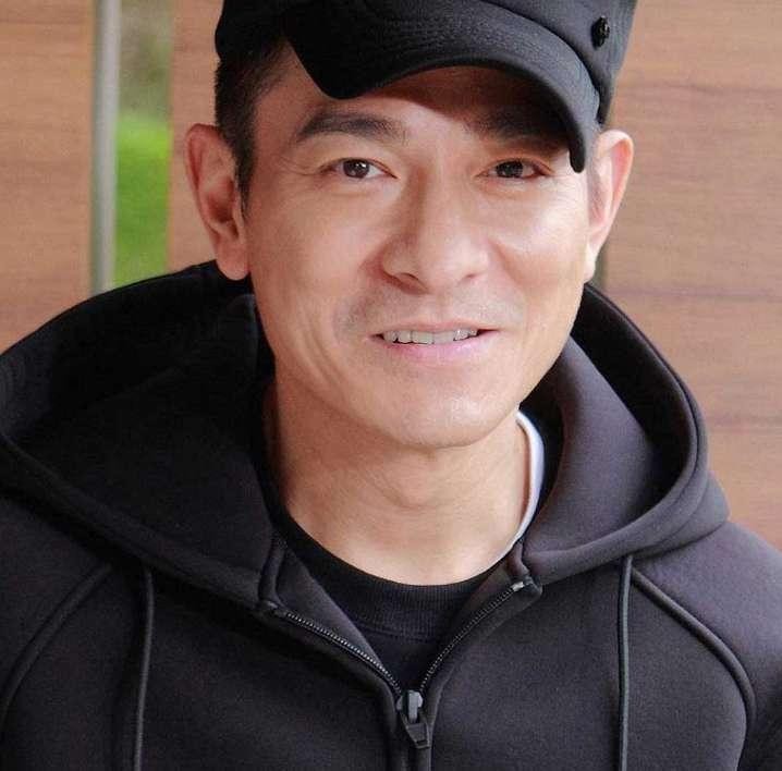 “惨遭吸血”刘德华：身价百亿却让姐姐住贫民窟，她到底做了什么