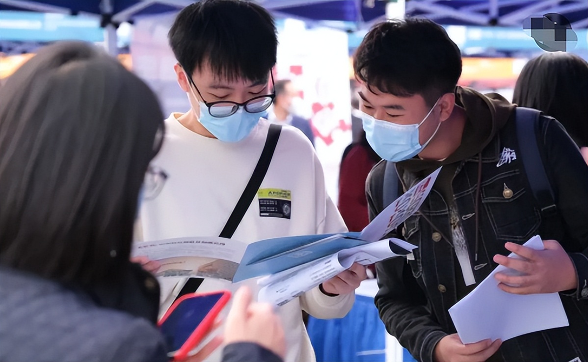 2022国家电网公开招聘,本科生月均6000以上,这4类学生优先考虑