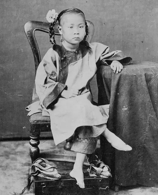 两性的隔绝，女人裹小脚