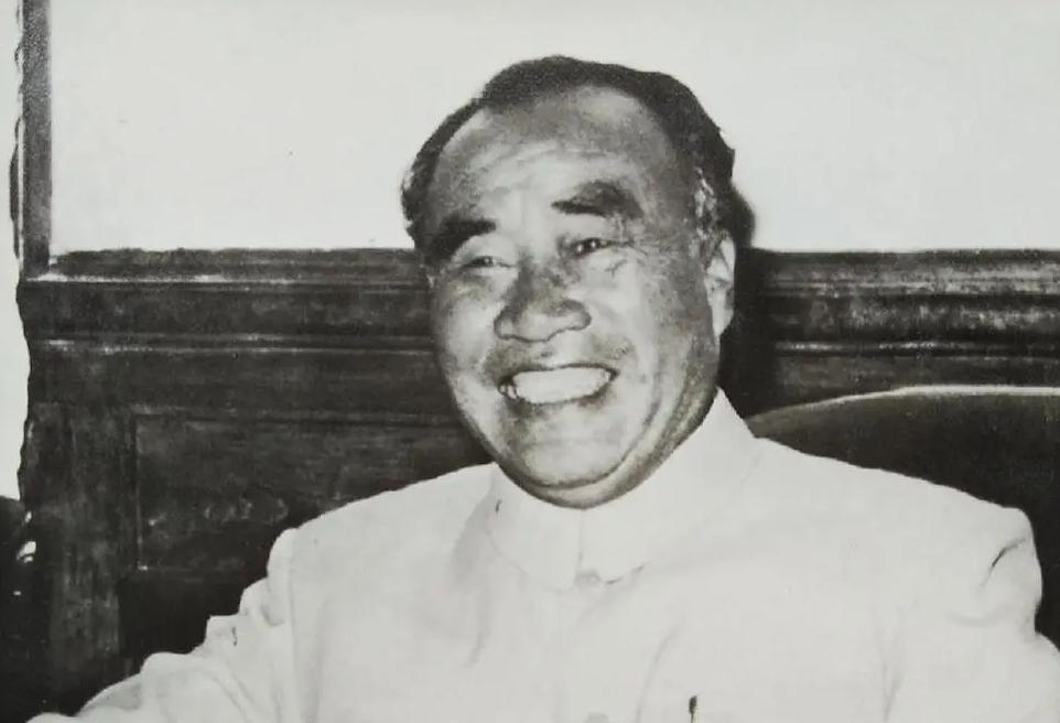 除了毛主席之外，*安门天**城楼上还挂过11个人的画像，都有谁？