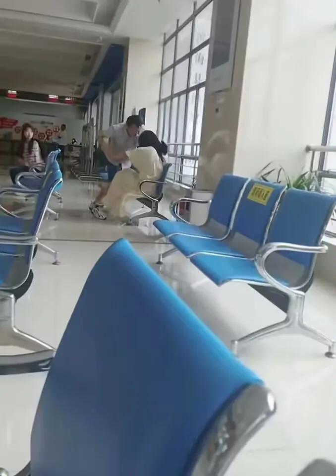 民政局男子当街打女人,男子民政局大厅殴打老婆警方介入