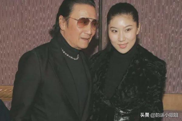 谢贤赌博欠债被抓,谢贤演赌神被扔下楼