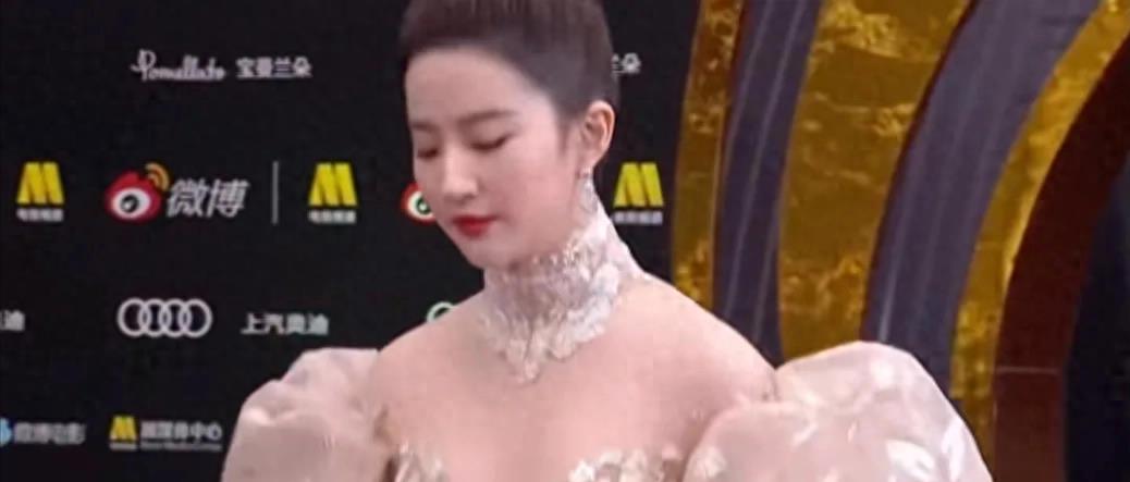 光天化日半露*裤内**、露半球，这几个明星玩转“诱惑”，毫无下限！