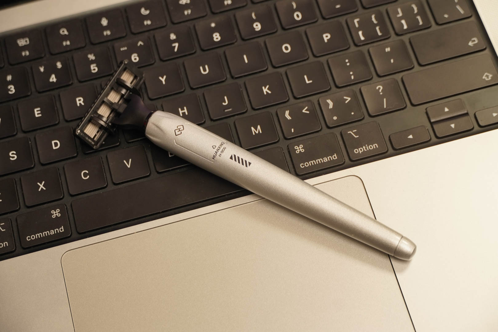 还在考虑送男朋友什么礼物？看看这款焕醒星洞小飞碟手动剃须刀