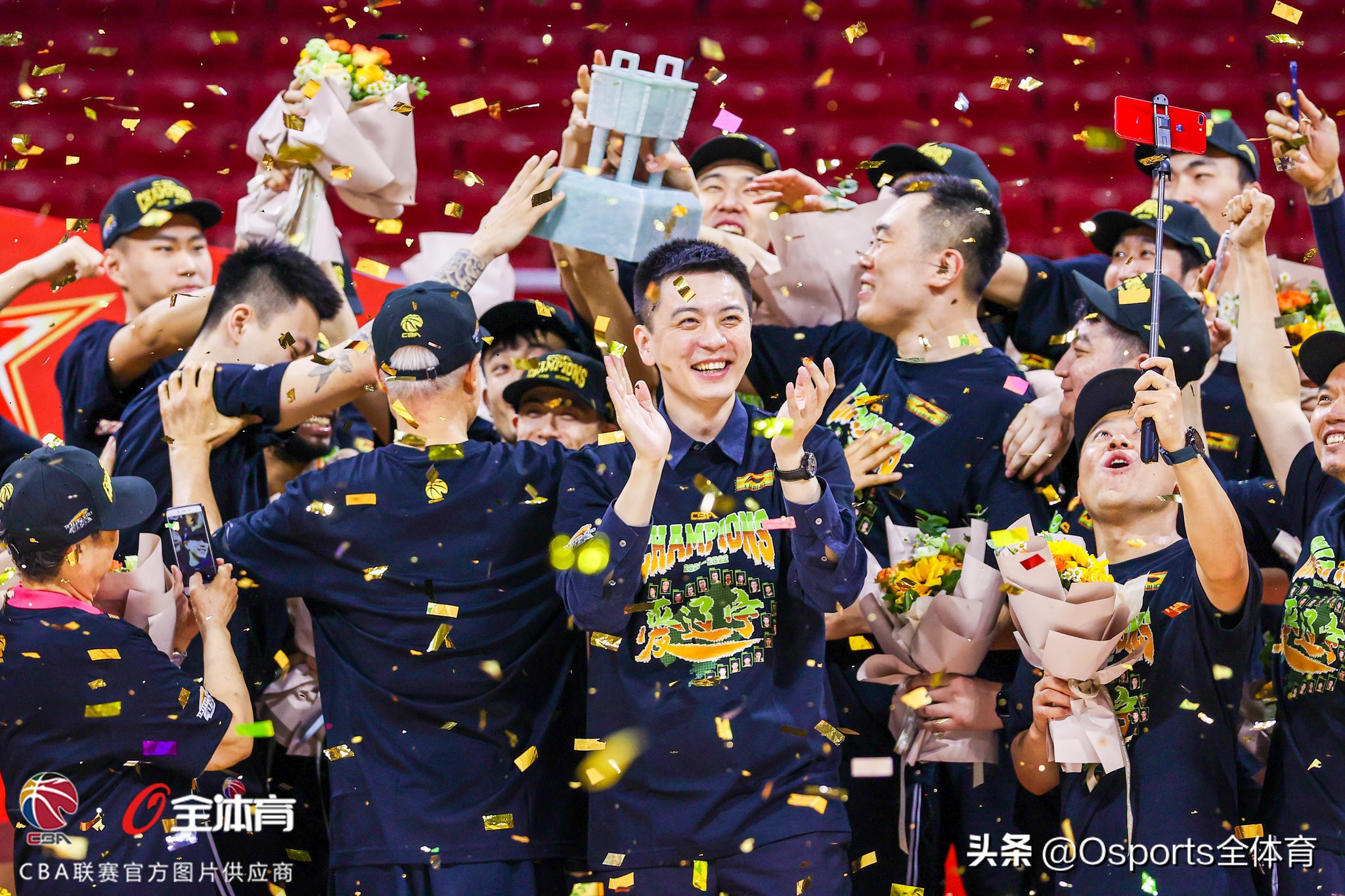 cba教练杨鸣为啥不能站起来,cba儒雅教练杨鸣名场面