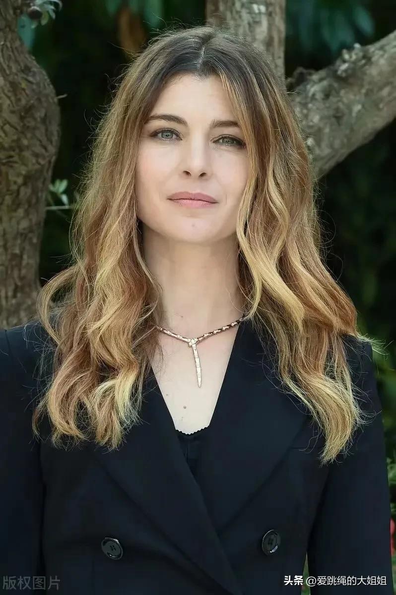 维多利亚普契尼写真图片,意大利泳装维多利亚