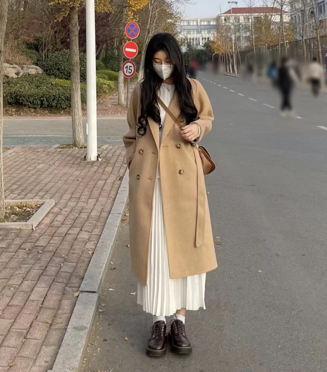 驼色大衣打底配什么颜色显高级,怎样选驼色大衣高级