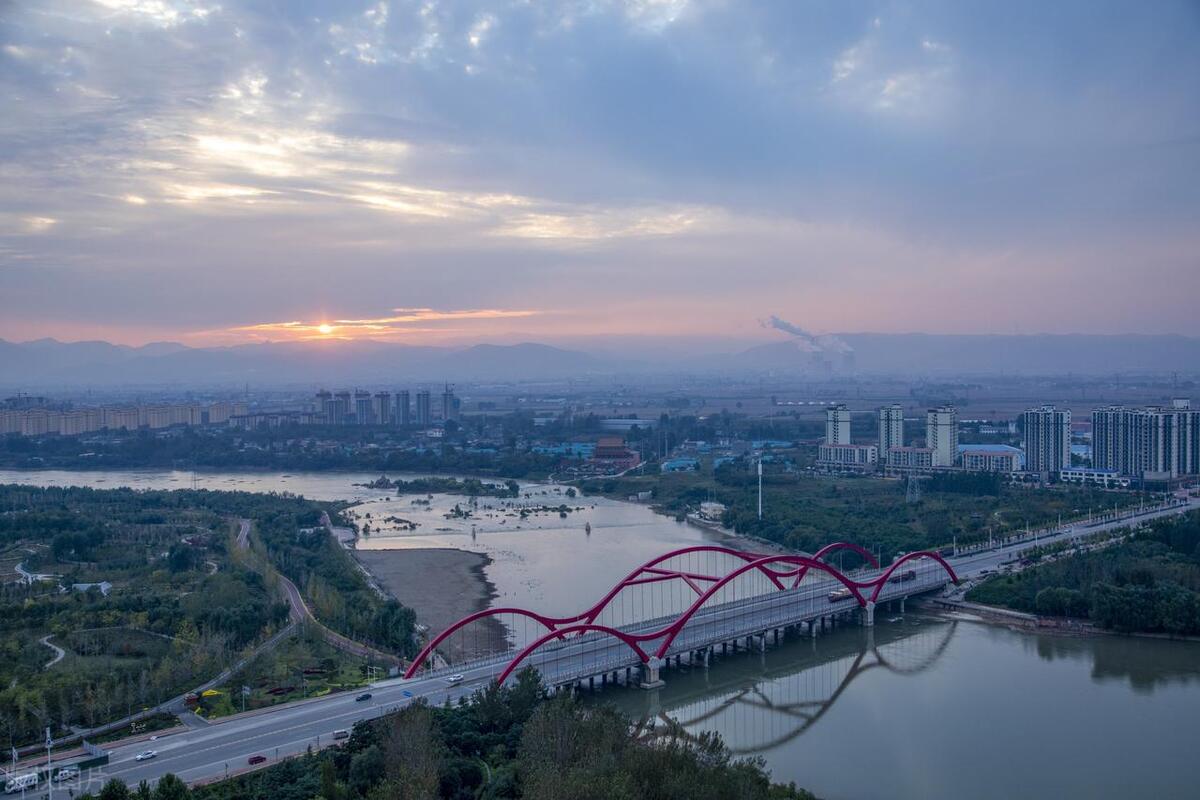 1男子花10万块买了8套房,男子1000块钱一套房