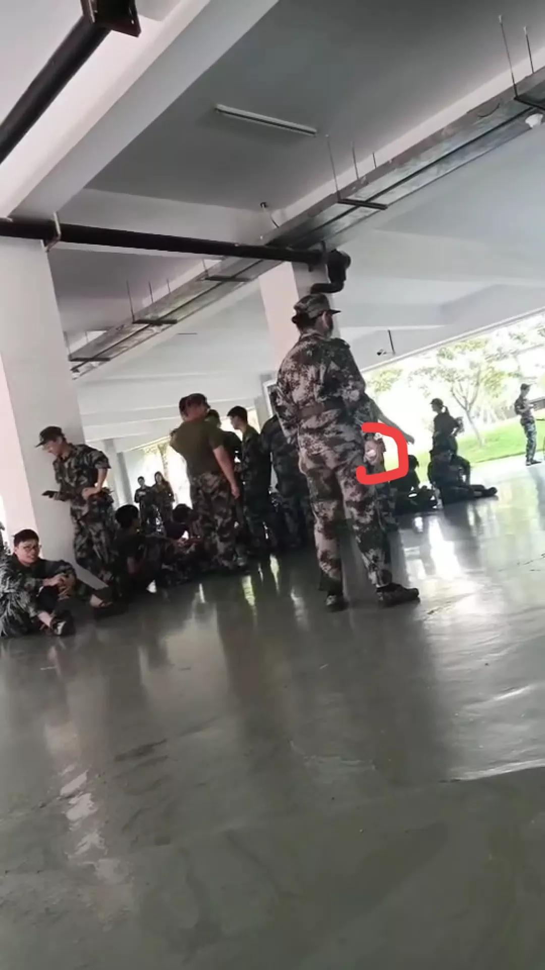 一个男生,把女生的朋友圈转发了,遭到报复,被喷漆加热水烫伤。