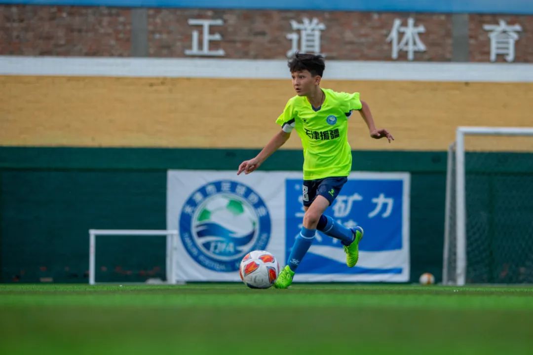 “十城带百县”助力乡村振兴|*疆新**和田足球小巴郎感受天津足协外教训练指导现场观战津超赛事