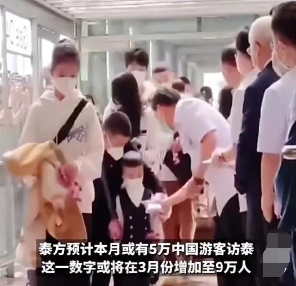出国游天差地别！韩国如嫌犯挂黄牌检测，泰国副总理亲临机场欢迎